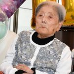 What are the healthy habits of Tomiko Itooka, the oldest person in the world, according to Guinness World Records